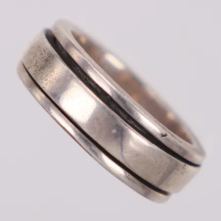 Ring, stl 21¼, bredd 8,8mm, 925/1000 silver Vikt: 18 g
