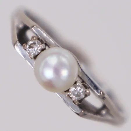 Ring med odlad pärla samt diamanter 2 x ca. 0,03ct, stl 17¼, bredd: 1,8-5,1mm, vitguld, 18K Vikt: 3,6 g