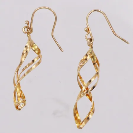Ett par örhängen, längd 30mm, Guldfynd, olika i form, skev, 18K  Vikt: 0,8 g