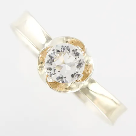 Armring med vit sten, öppningsbar, Alton, Ø 57mm, bredd 6-21mm, 925/1000 Silver  Vikt: 23,3 g