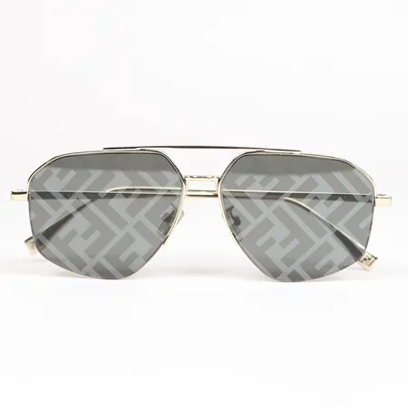 Ett par solglasögon Fendi, modell:FE40062U 56 13, 145 RX 3 A, 1-2,2, små repor, påse.