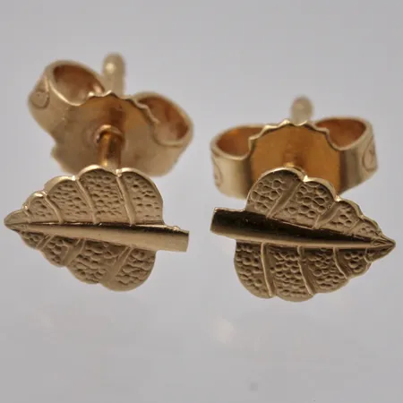 1par örhängen i 18K guld, mått 5,1x6mm, vikt 0,44g.