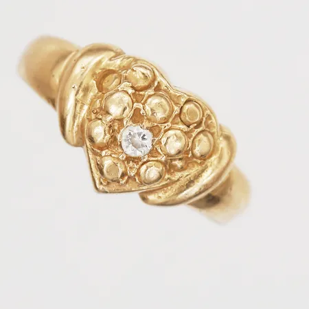 Ring med vit sten, stl: 15½, 18K guld Vikt: 2,8 g