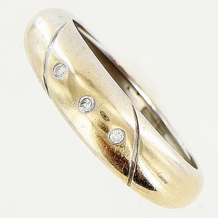  Ring stl 18, bredd 3-5,5mm, diamanter 3 x ca 0,01ct, 1 med nagg, vitguld, i behov av rodiering, 18K Vikt: 4,7 g