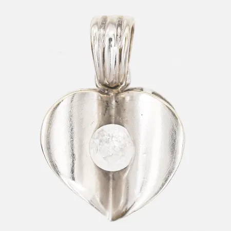 Hänge i form av hjärta med vit sten, höjd 18 mm, bredd 13mm, matterat, 18K vitguld Vikt: 2,1 g