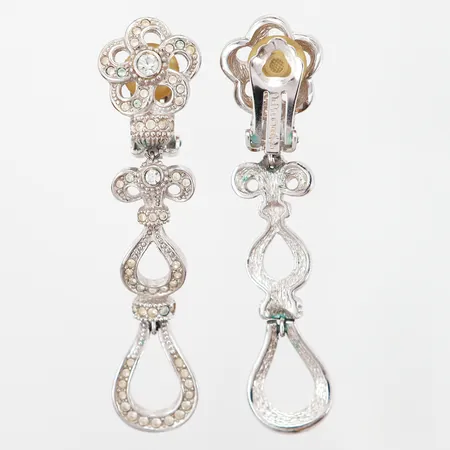 Ett par örhängen Christian Dior, 75x18mm, vitmetall med vita stenar, clips, originaletui