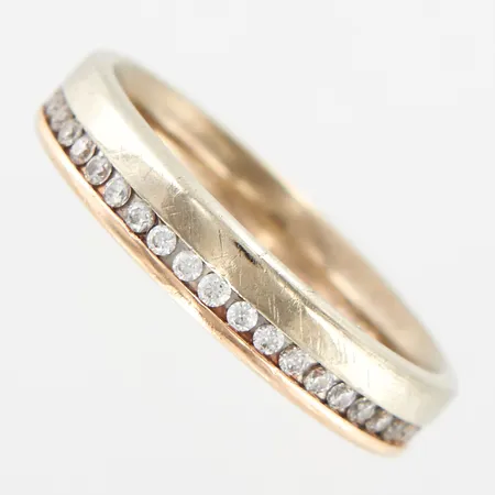 Ring med stenar, stl 18¼, bredd ca 4mm, gravyr, 9K Vikt: 3,9 g
