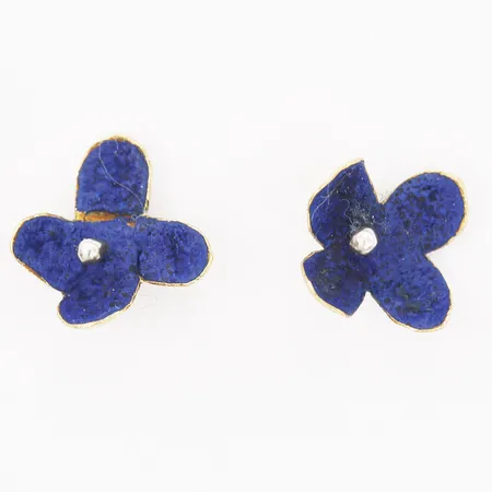 Ett par örhängen i form av blommor, med blå emalj, 10x10mm, Fanourakis Jewellery, mindre emaljbortfall, originalask medföljer, 18K guld.  Vikt: 1,6 g