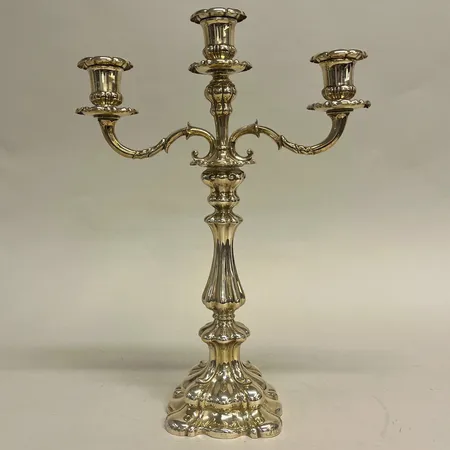 Ljusstake, trearmad, höjd 34,5cm, bredd 26cm, ofylld, K Anderson, Stockholm, år 1927, gravyr på bas, 830/1000 silver  Vikt: 631,7 g