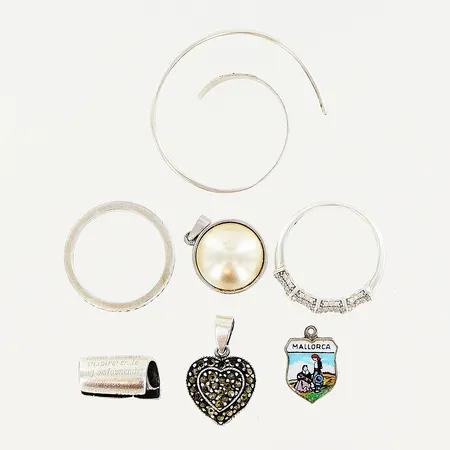 2 ringar, 4 hängen, 1 örhänge, allt med defekter, silver 800-925/1000. Vikt: 18,7 g