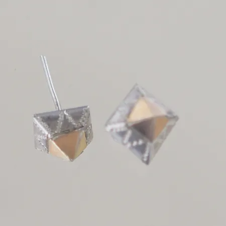 Ett par örhängen, bredd 7,8 mm, ploppar saknas,  silver 925/1000  Vikt: 1,4 g