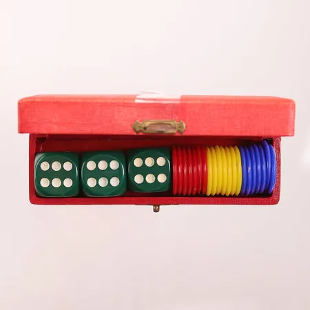 Tärningsspel, 3x tärningar samt markörer markerade "20", etui.