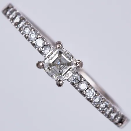 Ring med diamanter, ca 1x0,20ct, ca 16x0,001ct, stl: 17, bredd: ca 1-3mm, vitguld, 18K Vikt: 2,4 g