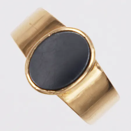 Klackring, troligen Onyx, stl 20, bredd 5-13mm, skev, 18K Vikt: 6,8 g
