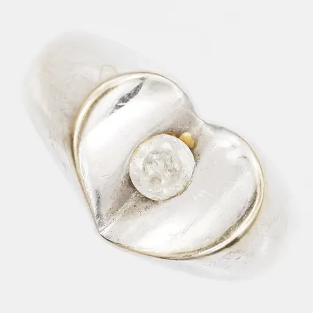 Ring med vit sten, stl: 16¾, bredd 10mm, 18K vitguld Vikt: 5,8 g