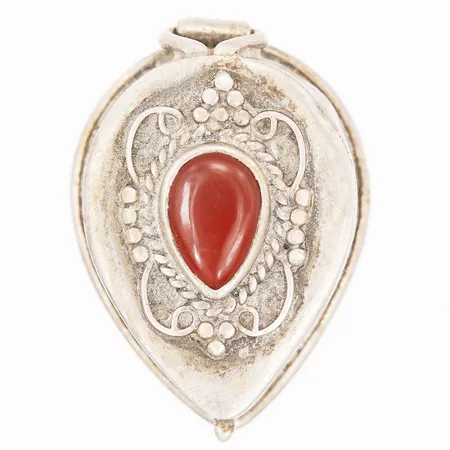  Dosa med karneol, längd: 27mm, höjd: 10mm, bredd: 20mm, bruksslitage, silver.  Vikt: 8,9 g