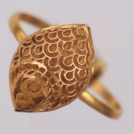 Ring, stl 18½, justerbar storlek, skev, 21K Vikt: 2,2 g
