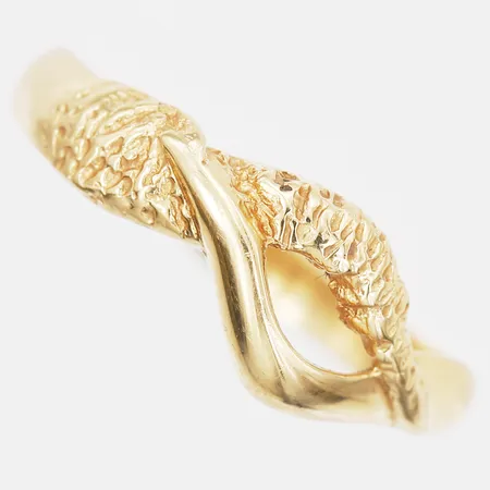 Ring med texturerad detalj, stl: 17½, bredd: 2-7mm, 18K guld.  Vikt: 2,4 g