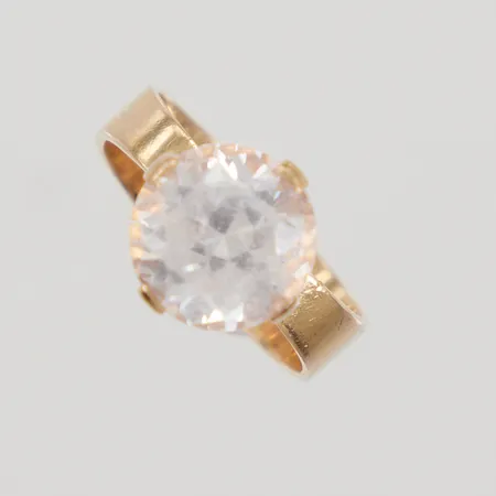 Ring med vit sten, stl 16¼, bredd 6,2-2,9mm, Ø10,8mm, skev skena, Alton, år 1967, 18K,  Vikt: 4,5 g