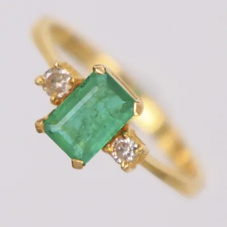 Ring med  diamanter 2xca0,04ct och smaragd, stl 17¼, bredd 0,9-7,6mm, flera nagg på smaragd, 18K  Vikt: 2,8 g