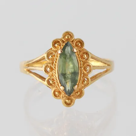 Ring med sten, storlek 16 ¼ mm, bredd 1.8-14.4 mm, ej stämplad, 22k. Vikt: 2,2 g