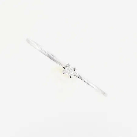 Ring, diamant ca 0,01ct, 8/8-slipad, stl 18, bredd 0,6-2,1mm, vitguld, 18K. Vikt: 1 g