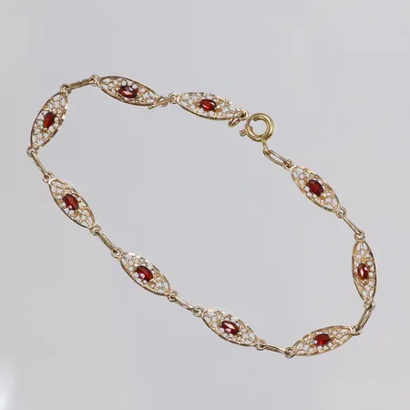Armband med röda stenar 17,5cm bredd 3,5mm, 18K Vikt: 3,5 g