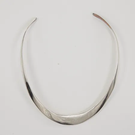Stelt Collier, öppen modell, inre omkrets ca 38cm, ca 13,5x11cm, bredd 5-14,5mm, GFAB, 925/1000 silver,  Vikt: 37 g