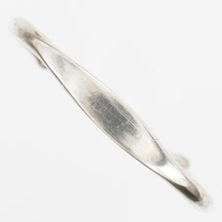 Stel armring, innermått: ca 55x40mm, bruksskick, silver.  Vikt: 22,4 g