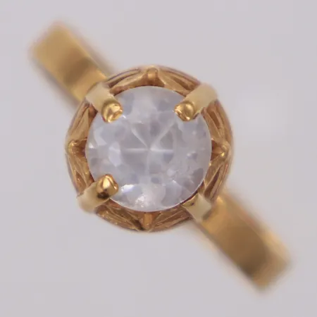 Ring med vit sten, stl 18½, bredd 10mm, 18K Vikt: 2,5 g