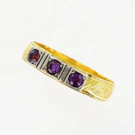 Ring stl 18½, bredd 4mm, lila stenar fattning i 18K vitguld, skena 23K Vikt: 3,4 g
