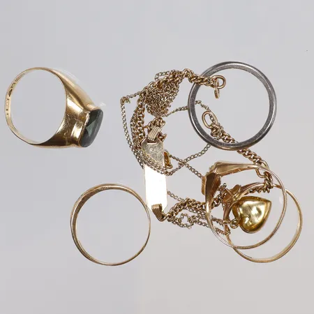 Diverse guld med sten, delvis defekt med gravyr 18K  Vikt: 16,8 g