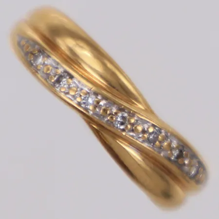 Ring med diamanter 7x0,005ct, stl 16, bredd: 2,4-5,1mm, Guldfynd, 8K Vikt: 2 g