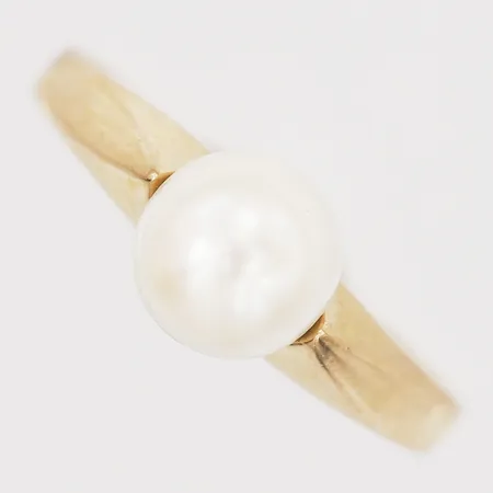 Ring med odlad Akoya saltvattenpärla, Ø 6,5mm, stl: 16, Erland Söderbergs Guldsmedja AB, 1978 Västerås, 18K guld. Vikt: 2,8 g