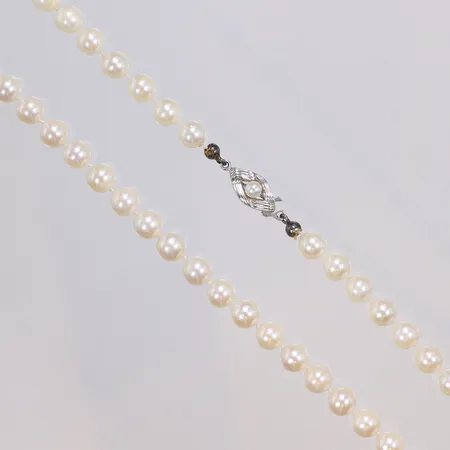 Collier med odlade saltvattenpärlor, troligen Akoya 53cm Ø6,1-6,4mm, lås i vitguld 18K bruttovikt 25,7g Vikt: 25,7 g