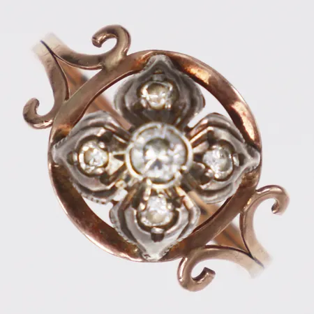 Ring, vita stenar, stl 18¼, roséfärgad, fattning i silver, spricka i skena, 14K  Vikt: 1,7 g