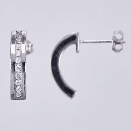 Ett par örhängen med vita stenar, längd: ca 1,6cm, bredd: ca 4mm, silver 925/1000 Vikt: 2,8 g