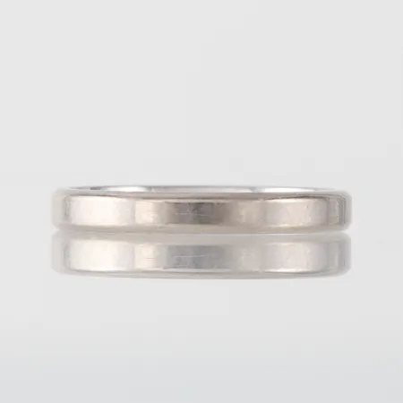 Ring vitguld slät med gravyr, storlek 18 ¾ mm, bredd 3 mm, 18k. Vikt: 4 g