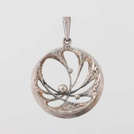 Hänge Spiderweb design Karl Laine, diameter ca 32 mm, något ojämn kant, silver. Vikt: 7,1 g