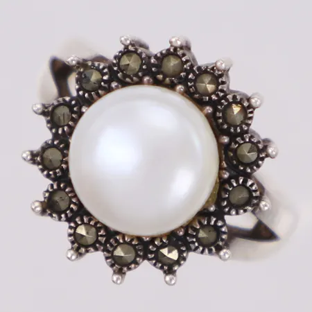 Ring med markasiter och pärla, stl 18¼, bredd 17,3mm, 925/1000 silver Vikt: 7,2 g