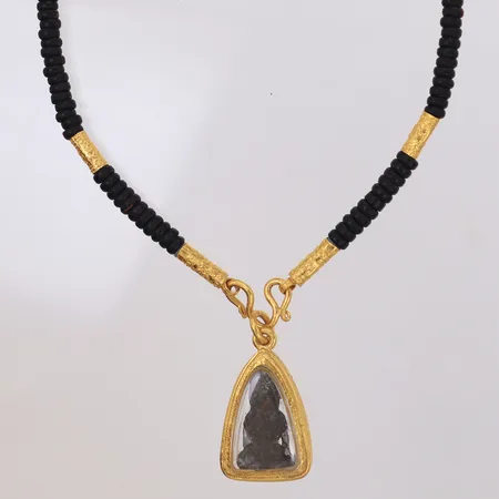 Collier med svarta stenar och hänge Buddha, längd 65,5cm, bredd 4,6mm, hängets mått ca 38x20,3mm, Thaiguld, 23K  Vikt: 23,5 g