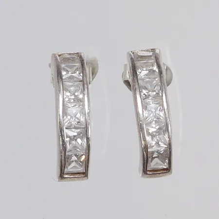 Ett par Örhängen med vita stenar 3x12mm, visst slitage, silver 925/1000 Vikt: 3 g