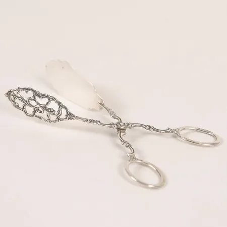 Kaktång med genombruten dekor, Gewe Silvervarufabriken AB, Malmö år 1964, längd: 170 mm, silver. Vikt: 37,1 g