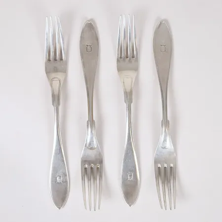 Fyra matgafflar, modell Svensk Spetsig, A. G. Dufva, Stockholm år 1913, längd: 225 mm, vapensköld, silver.  Vikt: 262,3 g