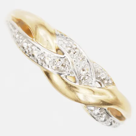 Ring med diamanter  x ca 0,005ct, stl: 17¾, bredd: 2-6mm, tvåfärgad, 18K guld.  Vikt: 2,8 g
