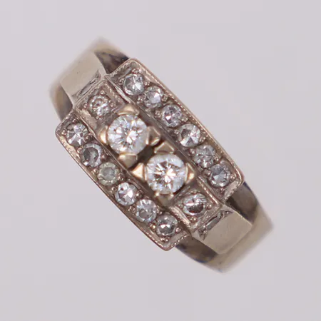 Ring med diamanter 2xca 0,10ct, 14xca 0,02ct, totalt 0,54ctv enligt gravyr, stl 17, bredd: 3,4-8,1mm, skev, vitguld, 18K  Vikt: 6 g