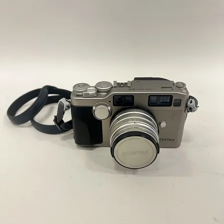 Kamera, Contax G2, Serienr: 060588, Objektiv Carl Zeiss 45mm f2 Planar T*, ej funktionstestad, inga tillbehör.  Skickas med postpaket.