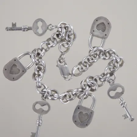 Armband med berlocker, längd 21 cm, bredd 7,6 mm, silver 925/1000 Vikt: 34 g