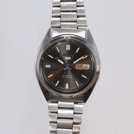 Herrur Seiko 5 Ø38mm ref nr 7009-3041 snr 9N0604, automat, dag/datum, stållänk (original), smärre slitage 