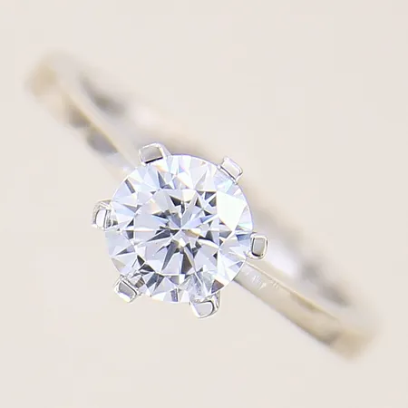Ring med vit sten, stl: 16½, bredd 2,5-8mm, vitguld 18K.  Vikt: 4,5 g